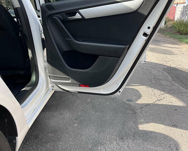 Белый Фольксваген Пассат, объемом двигателя 1.8 л и пробегом 143 тыс. км за 10500 $, фото 5 на Automoto.ua