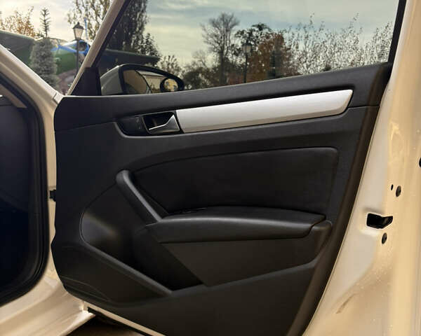 Білий Фольксваген Пассат, об'ємом двигуна 2.48 л та пробігом 237 тис. км за 9500 $, фото 11 на Automoto.ua