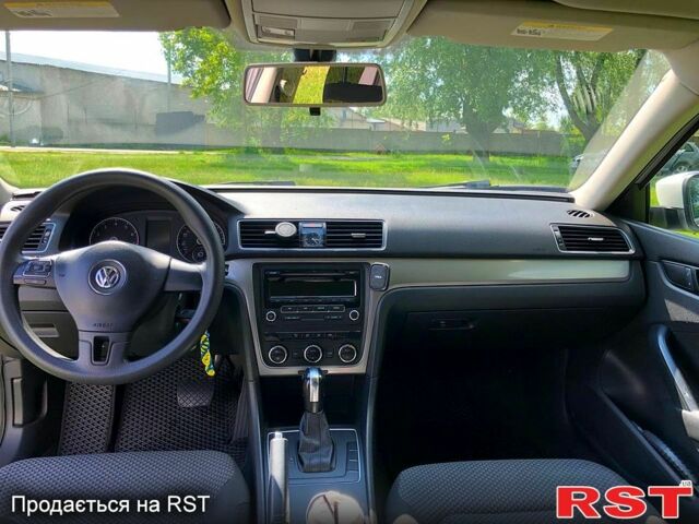 Белый Фольксваген Пассат, объемом двигателя 2.5 л и пробегом 300 тыс. км за 10000 $, фото 5 на Automoto.ua