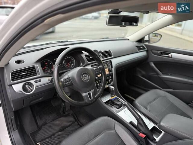 Білий Фольксваген Пассат, об'ємом двигуна 2.5 л та пробігом 239 тис. км за 9300 $, фото 15 на Automoto.ua