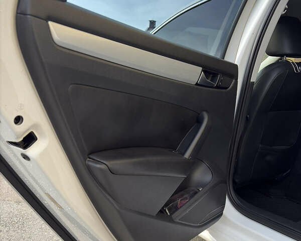 Білий Фольксваген Пассат, об'ємом двигуна 2.48 л та пробігом 237 тис. км за 9500 $, фото 27 на Automoto.ua