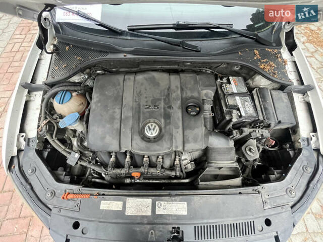 Белый Фольксваген Пассат, объемом двигателя 2.48 л и пробегом 213 тыс. км за 9400 $, фото 1 на Automoto.ua