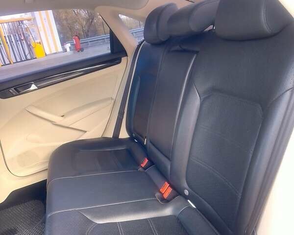 Фольксваген Пассат 2012 в Киеве на Automoto.ua Белый Фольксваген Пассат, объемом двигателя 2.48 л и пробегом 300 тыс. км за 8900 $, фото 2 на Automoto.ua