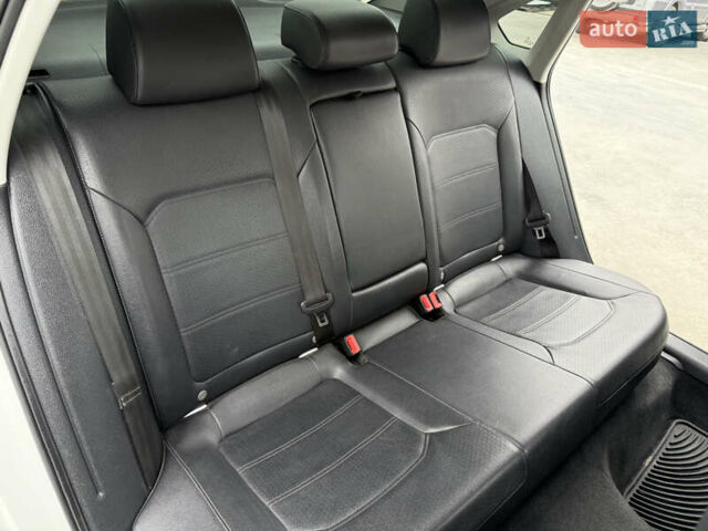 Белый Фольксваген Пассат, объемом двигателя 1.97 л и пробегом 258 тыс. км за 9750 $, фото 49 на Automoto.ua