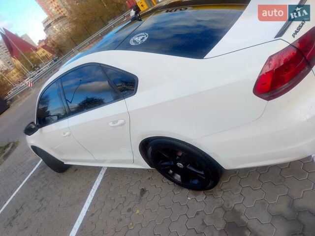 Фольксваген Пассат 2012 в Киеве на Automoto.ua Белый Фольксваген Пассат, объемом двигателя 2.48 л и пробегом 300 тыс. км за 8900 $, фото 4 на Automoto.ua