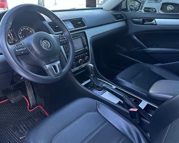 Білий Фольксваген Пассат, об'ємом двигуна 2.5 л та пробігом 249 тис. км за 9500 $, фото 17 на Automoto.ua