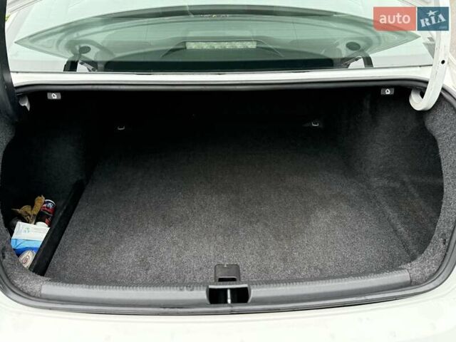 Білий Фольксваген Пассат, об'ємом двигуна 2.5 л та пробігом 239 тис. км за 9300 $, фото 27 на Automoto.ua