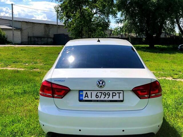 Белый Фольксваген Пассат, объемом двигателя 2.5 л и пробегом 300 тыс. км за 10000 $, фото 1 на Automoto.ua