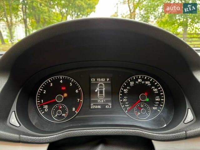 Белый Фольксваген Пассат, объемом двигателя 2.5 л и пробегом 225 тыс. км за 10590 $, фото 12 на Automoto.ua