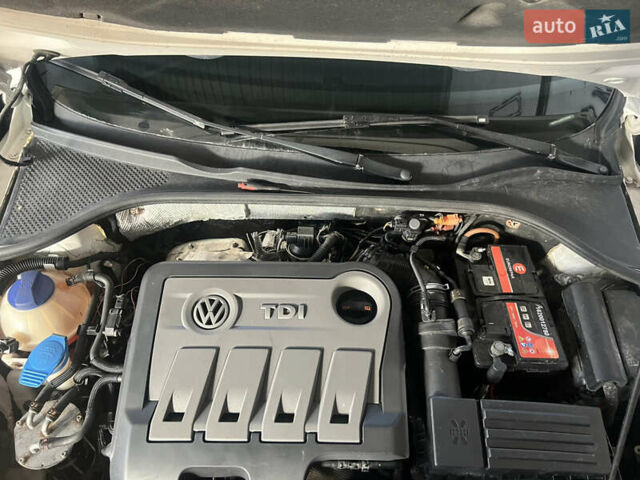 Белый Фольксваген Пассат, объемом двигателя 2 л и пробегом 179 тыс. км за 12400 $, фото 5 на Automoto.ua