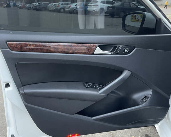 Белый Фольксваген Пассат, объемом двигателя 3.6 л и пробегом 205 тыс. км за 11800 $, фото 11 на Automoto.ua