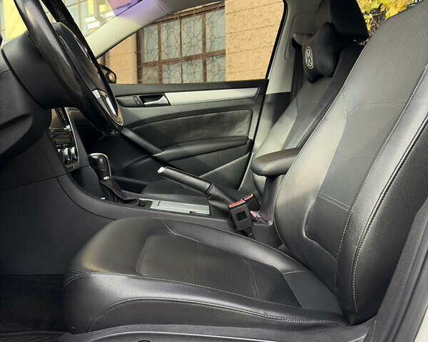 Білий Фольксваген Пассат, об'ємом двигуна 2.48 л та пробігом 237 тис. км за 9500 $, фото 22 на Automoto.ua