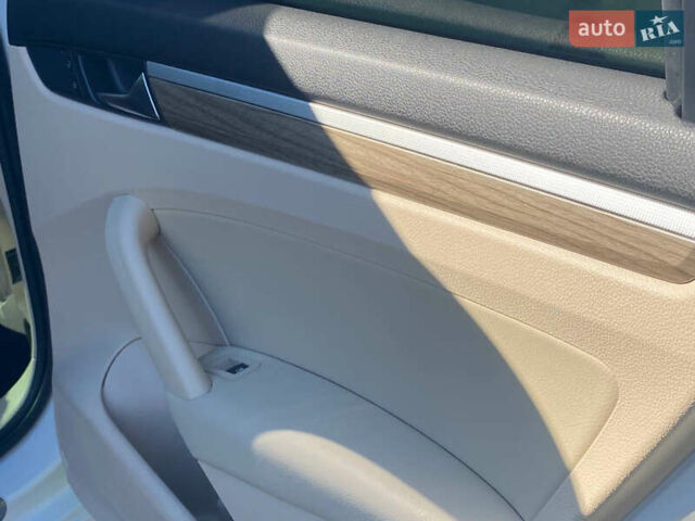 Белый Фольксваген Пассат, объемом двигателя 2.5 л и пробегом 126 тыс. км за 10600 $, фото 34 на Automoto.ua