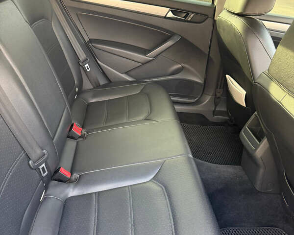 Білий Фольксваген Пассат, об'ємом двигуна 2.5 л та пробігом 220 тис. км за 10000 $, фото 13 на Automoto.ua