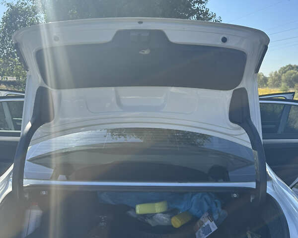 Білий Фольксваген Пассат, об'ємом двигуна 2.46 л та пробігом 241 тис. км за 9100 $, фото 7 на Automoto.ua