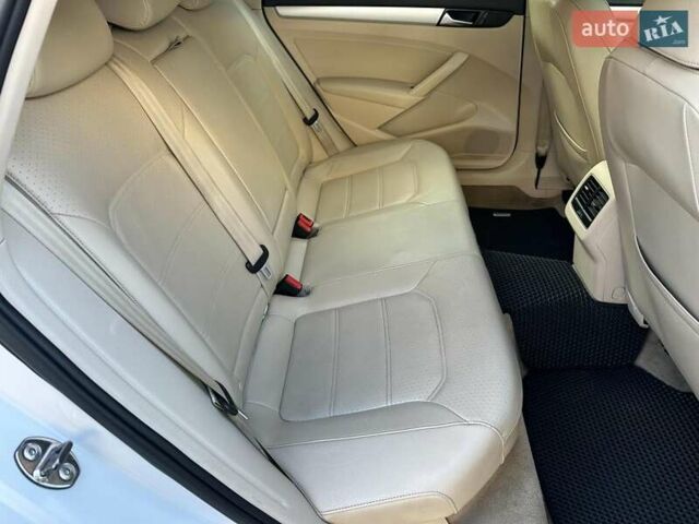 Білий Фольксваген Пассат, об'ємом двигуна 2.5 л та пробігом 159 тис. км за 10990 $, фото 16 на Automoto.ua