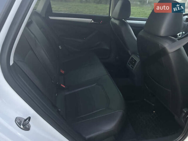 Фольксваген Пассат 2013 в Новоукраинке на Automoto.ua Белый Фольксваген Пассат, объемом двигателя 1.97 л и пробегом 181 тыс. км за 13300 $, фото 7 на Automoto.ua