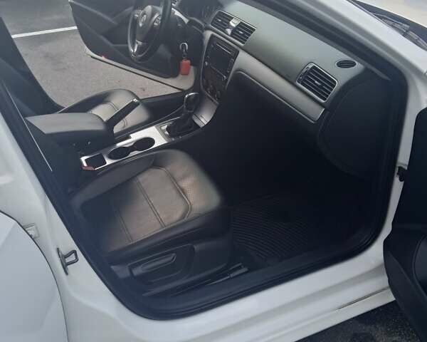 Білий Фольксваген Пассат, об'ємом двигуна 2.5 л та пробігом 174 тис. км за 11700 $, фото 17 на Automoto.ua