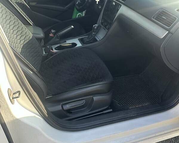 Белый Фольксваген Пассат, объемом двигателя 2 л и пробегом 342 тыс. км за 10000 $, фото 3 на Automoto.ua