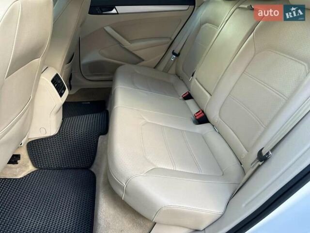 Білий Фольксваген Пассат, об'ємом двигуна 2.5 л та пробігом 159 тис. км за 10990 $, фото 14 на Automoto.ua