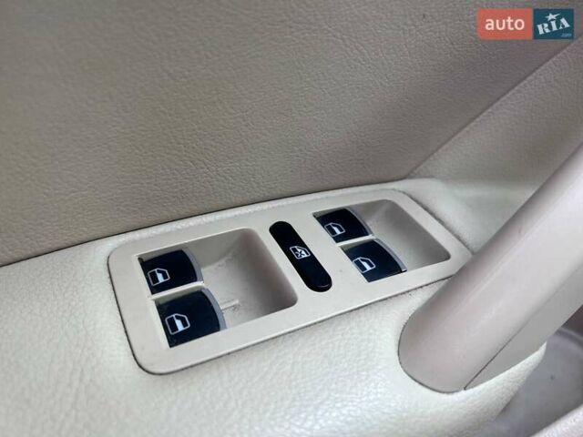 Білий Фольксваген Пассат, об'ємом двигуна 2.5 л та пробігом 158 тис. км за 11290 $, фото 14 на Automoto.ua