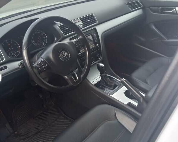 Білий Фольксваген Пассат, об'ємом двигуна 2.5 л та пробігом 174 тис. км за 11700 $, фото 13 на Automoto.ua