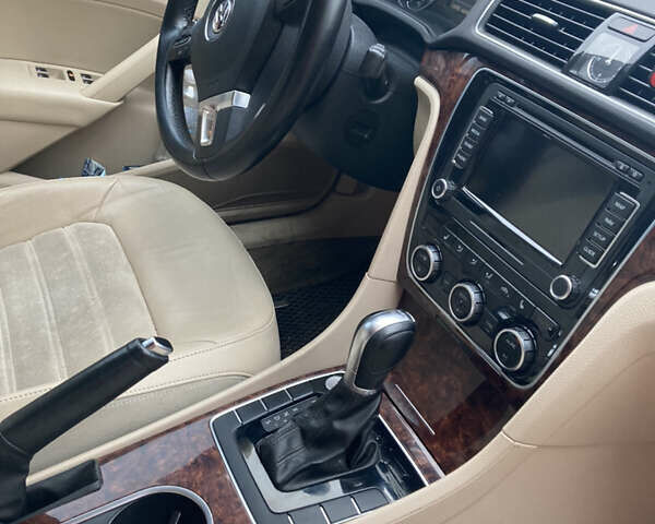 Білий Фольксваген Пассат, об'ємом двигуна 2 л та пробігом 220 тис. км за 10800 $, фото 7 на Automoto.ua