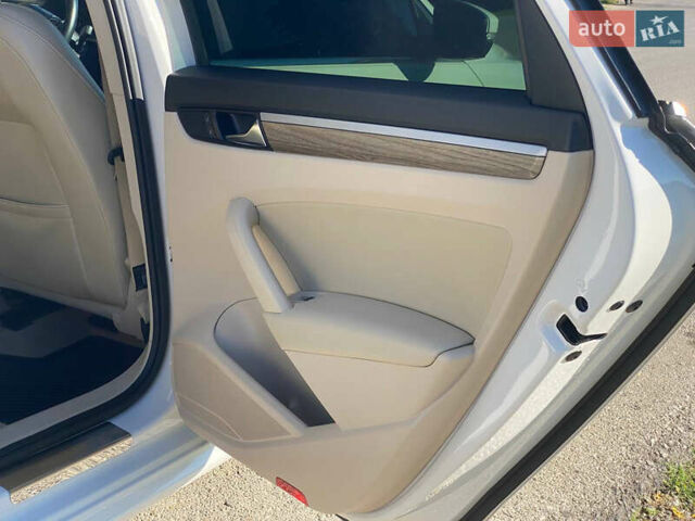 Белый Фольксваген Пассат, объемом двигателя 2.5 л и пробегом 126 тыс. км за 10600 $, фото 51 на Automoto.ua