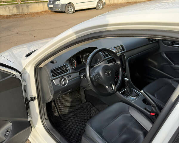 Білий Фольксваген Пассат, об'ємом двигуна 2.5 л та пробігом 220 тис. км за 10000 $, фото 11 на Automoto.ua