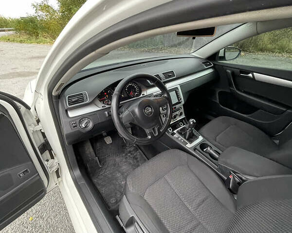 Фольксваген Пассат 2013 в Житомире на Automoto.ua Белый Фольксваген Пассат, объемом двигателя 1.97 л и пробегом 296 тыс. км за 9750 $, фото 11 на Automoto.ua