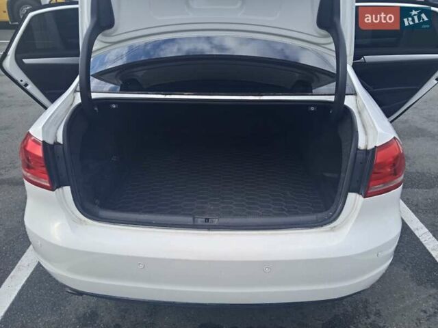 Білий Фольксваген Пассат, об'ємом двигуна 2.5 л та пробігом 174 тис. км за 11700 $, фото 25 на Automoto.ua