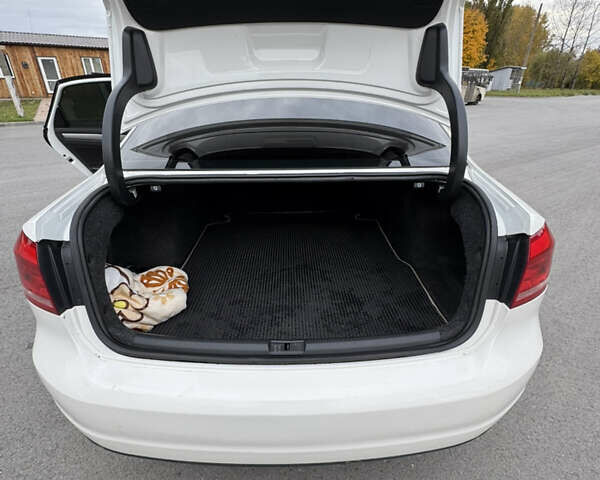 Белый Фольксваген Пассат, объемом двигателя 1.8 л и пробегом 211 тыс. км за 9800 $, фото 15 на Automoto.ua