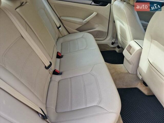 Фольксваген Пассат 2013 в Запорожье на Automoto.ua Белый Фольксваген Пассат, объемом двигателя 2.48 л и пробегом 192 тыс. км за 10500 $, фото 12 на Automoto.ua