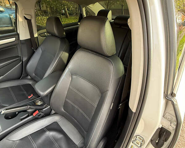 Білий Фольксваген Пассат, об'ємом двигуна 2.5 л та пробігом 220 тис. км за 10000 $, фото 12 на Automoto.ua