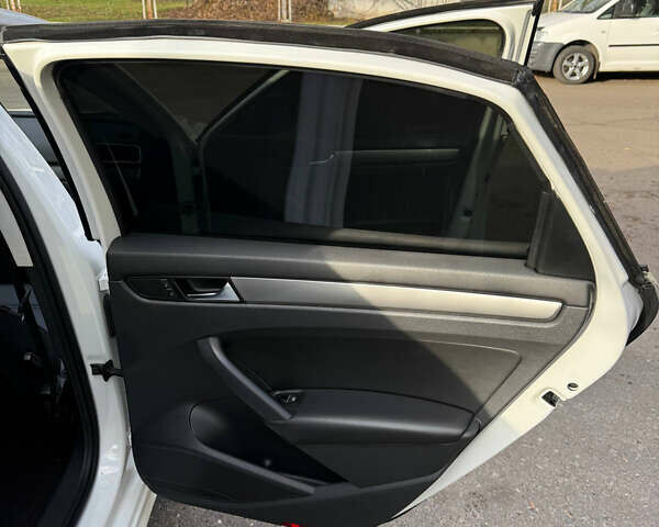 Білий Фольксваген Пассат, об'ємом двигуна 2.5 л та пробігом 220 тис. км за 10000 $, фото 16 на Automoto.ua