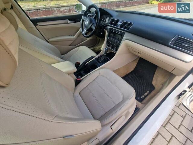 Фольксваген Пассат 2013 в Запорожье на Automoto.ua Белый Фольксваген Пассат, объемом двигателя 2.48 л и пробегом 192 тыс. км за 10500 $, фото 10 на Automoto.ua