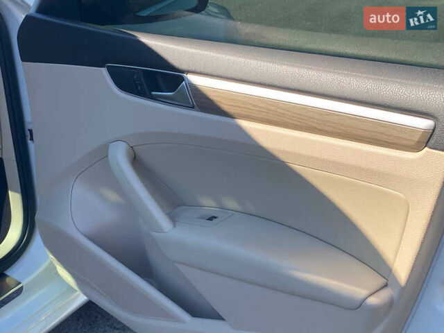 Белый Фольксваген Пассат, объемом двигателя 2.5 л и пробегом 126 тыс. км за 10600 $, фото 31 на Automoto.ua