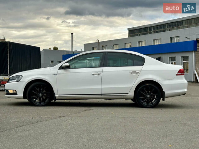 Фольксваген Пассат 2013 в Киеве на Automoto.ua Белый Фольксваген Пассат, объемом двигателя 1.6 л и пробегом 194 тыс. км за 11400 $, фото 1 на Automoto.ua