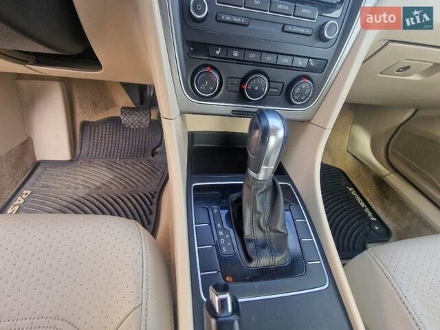 Фольксваген Пассат 2013 в Запорожье на Automoto.ua Белый Фольксваген Пассат, объемом двигателя 2.48 л и пробегом 192 тыс. км за 10500 $, фото 5 на Automoto.ua