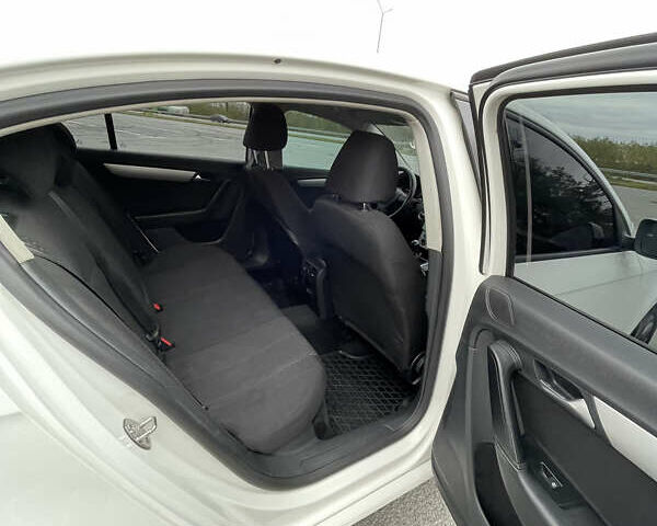 Фольксваген Пассат 2013 в Житомире на Automoto.ua Белый Фольксваген Пассат, объемом двигателя 1.97 л и пробегом 296 тыс. км за 9750 $, фото 14 на Automoto.ua