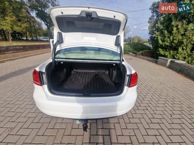 Фольксваген Пассат 2013 в Запорожье на Automoto.ua Белый Фольксваген Пассат, объемом двигателя 2.48 л и пробегом 192 тыс. км за 10500 $, фото 21 на Automoto.ua