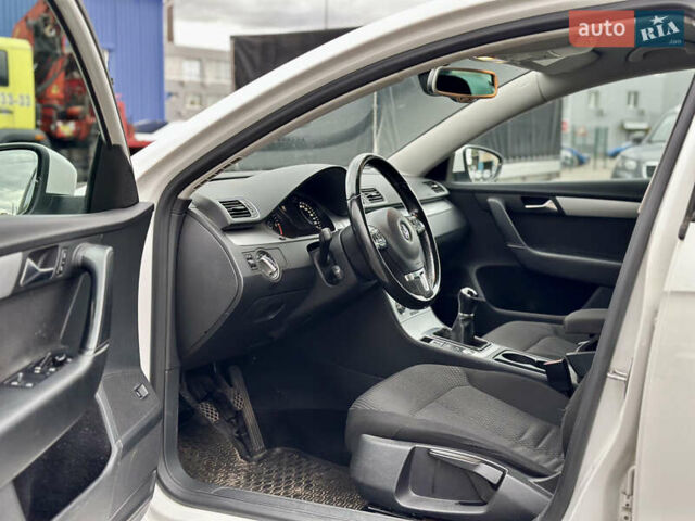 Фольксваген Пассат 2013 в Киеве на Automoto.ua Белый Фольксваген Пассат, объемом двигателя 1.6 л и пробегом 194 тыс. км за 11400 $, фото 8 на Automoto.ua