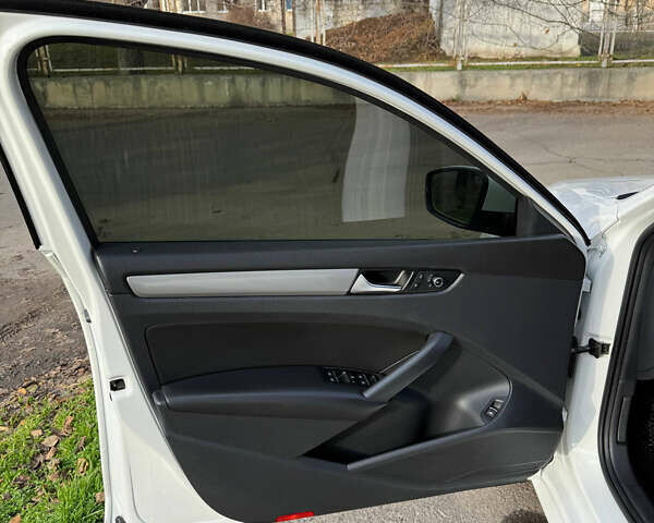 Білий Фольксваген Пассат, об'ємом двигуна 2.5 л та пробігом 220 тис. км за 10000 $, фото 15 на Automoto.ua