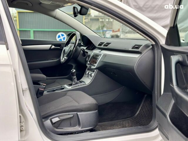 Белый Фольксваген Пассат, объемом двигателя 1.6 л и пробегом 194 тыс. км за 11400 $, фото 19 на Automoto.ua