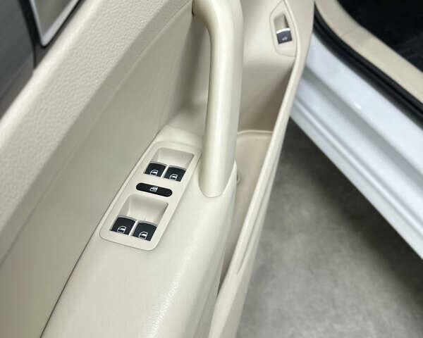 Білий Фольксваген Пассат, об'ємом двигуна 1.8 л та пробігом 153 тис. км за 10000 $, фото 7 на Automoto.ua