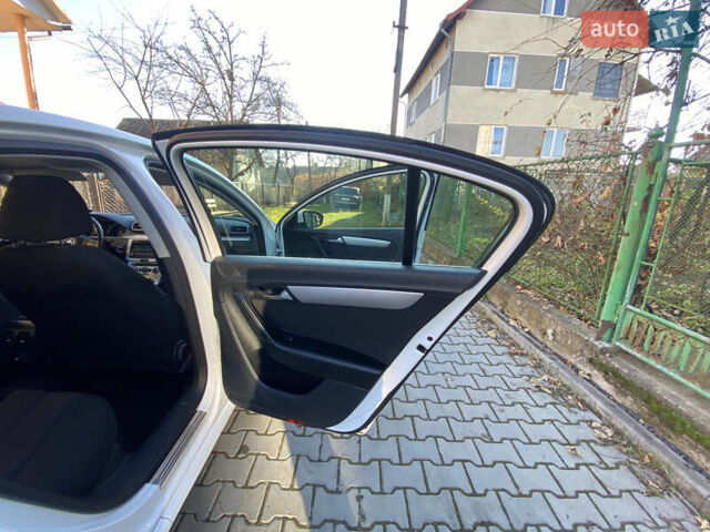 Белый Фольксваген Пассат, объемом двигателя 1.97 л и пробегом 240 тыс. км за 11200 $, фото 13 на Automoto.ua