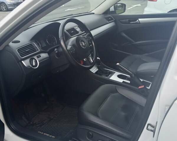 Білий Фольксваген Пассат, об'ємом двигуна 2.5 л та пробігом 174 тис. км за 11700 $, фото 14 на Automoto.ua