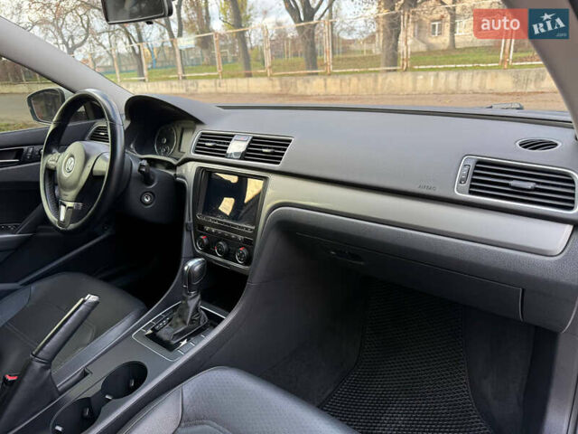 Білий Фольксваген Пассат, об'ємом двигуна 2.5 л та пробігом 220 тис. км за 10000 $, фото 10 на Automoto.ua