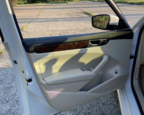 Белый Фольксваген Пассат, объемом двигателя 1.97 л и пробегом 304 тыс. км за 11400 $, фото 12 на Automoto.ua