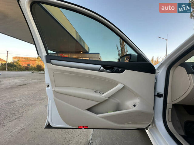 Белый Фольксваген Пассат, объемом двигателя 2.5 л и пробегом 210 тыс. км за 10000 $, фото 6 на Automoto.ua